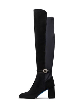 Hochschwarze suede Stiefel bis zum Knie mit einem Blockabsatz, featuring ein Satinbereich und einem mit Juwelen besetzten Schnallen-Detail am Knöchel.