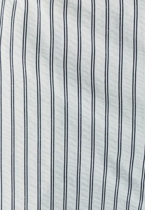 Tessuto di cotone con strisce verticali bianche e blu scuro. La texture è liscia, con spaziature costanti tra le linee.