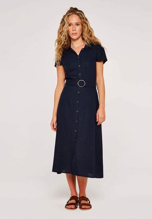 Marineblaues Hemdblusenkleid mit kurzen Ärmeln, einem Taillengürtel mit einer runden Schnalle, knielanger Länge und glatter Stofftextur.
