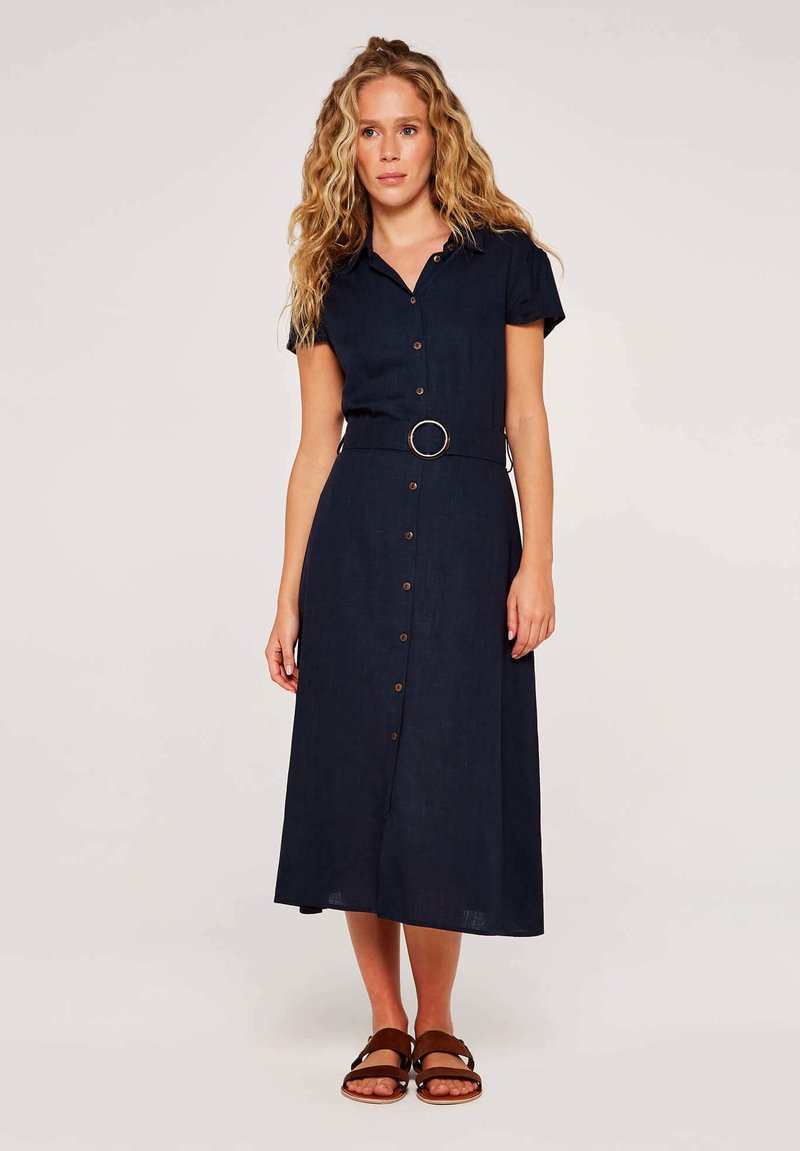 Marineblaues Hemdblusenkleid mit kurzen Ärmeln, einem Taillengürtel mit einer runden Schnalle, knielanger Länge und glatter Stofftextur.