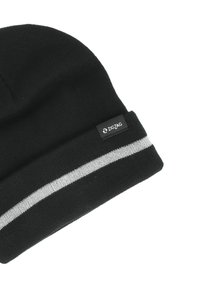Schwarze Strickmütze mit umgeschlagenem Bündchen, ausgestattet mit einem weißen Streifen und einem kleinen Etikett mit dem Markennamen "ZigZag." Glatte Textur.