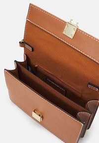 Vero Moda VMTARA CROSS OVER - Skuldertasker - cognac