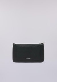 Borsa a pochette nera in pelle con chiusura a zip, dotata di tasca frontale, texture liscia e logo del brand impresso nella parte inferiore.