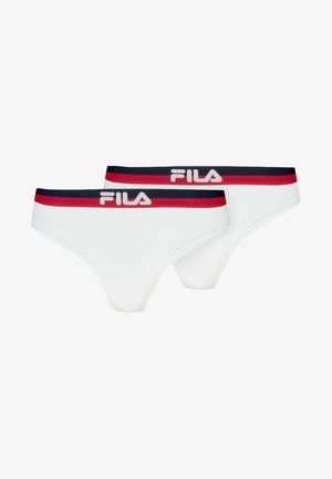 Conjunto de ropa interior blanca con una textura suave, con una cinturilla elástica en contraste de color azul marino y rojo y el logo de Fila en un lugar destacado.