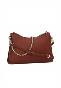 Bolso de cuero marrón con acabado texturizado, parte superior curva y una correa para el hombro de eslabones de cadena. Cuenta con cierre de cremallera y una correa desmontable.