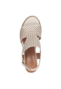 Sandal beige con tomaia in pelle traforata, design aperto, cinturino alla caviglia e suola imbottita per il comfort. Suola piatta con finitura texturizzata.