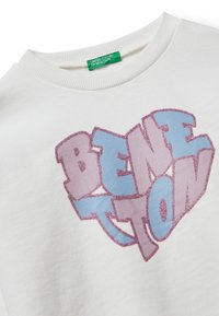 Felpa bianca in cotone con collo a girocollo a costine, decorata con testo glitterato lilac e azzurro chiaro che forma la parola "BENETTON" a forma di cuore.