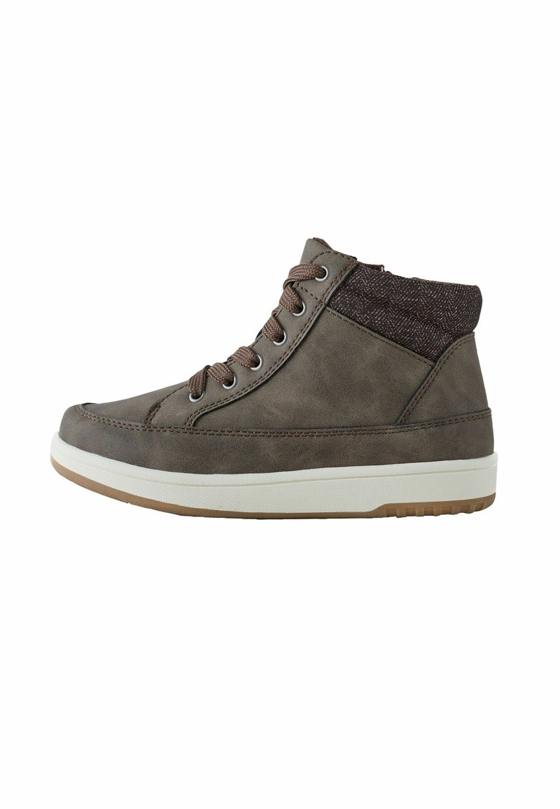 Brązowe skórzane półbuty z wysoką cholewką, z teksturowanym brązowym kołnierzem, okrągłym noskiem oraz białą gumową podeszwą z elastycznym wzorem bieżnika.