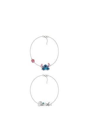 Bracelets chaîne en argent avec un pendentif personnage Stitch avec une fleur rose et un pendentif "Stitch" en écriture avec une petite pierre bleue.