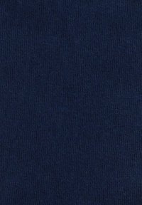 Granatowy materiał o gładkiej fakturze i lekkim połysku; charakteryzuje się jednolitym, równym wzorem dzianiny w całej powierzchni.