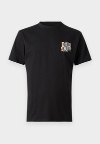 Schwarzes Baumwoll-T-Shirt mit Rundhalsausschnitt. Verfügt über ein farbenfrohes Grafikdesign auf der linken Brust. Kurze Ärmel und normale Passform.