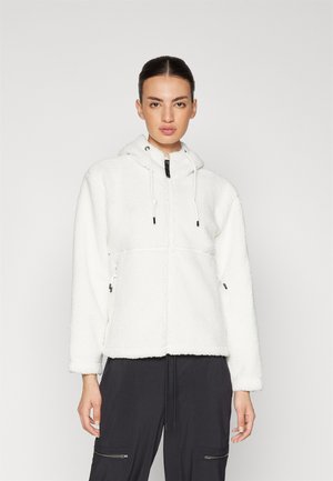 Veste en polaire blanche avec capuche, dotée d'une fermeture éclair, d'accents à cordon et de poches latérales, conçue avec une surface texturée et douce.