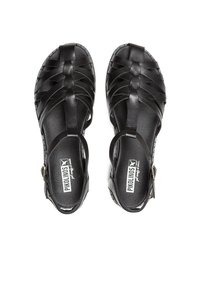 Sandalias negras con diseño trenzado, fabricadas en material suave. Cuentan con una correa ajustable y un sutil detalle del logo en la plantilla.