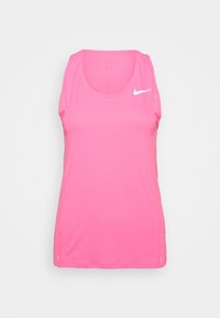 Růžový sportovní top bez rukávů vyrobený z tkaniny odvádějící vlhkost. Má kulatý výstřih a bílou Nike logo na levé části hrudi.