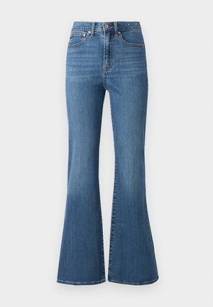 Blå flared jeans laget av denim. Har høy midje, fem lommers design og metallknapper. Glatt tekstur med subtil falming.