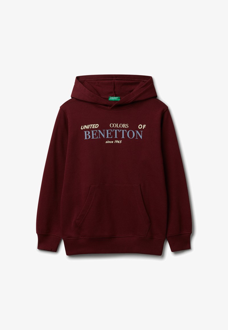 Bordový svetr s kapucí, přední kapsou, žebrovanými manžetami a textem "United Colors of Benetton since 1965" v kombinovaných béžových a modrých písmenech.