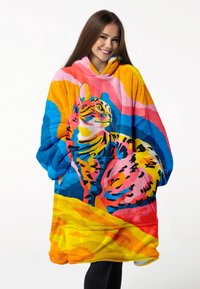 Kolorowy polarowy koc z kapturem z wyraźną ilustracją leopardów, z żywymi różowymi, niebieskimi i żółtymi abstrakcyjnymi wzorami na całej powierzchni.