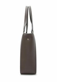 Borsa a tracolla in pelle marrone con superficie texturizzata, forma verticale, manici lunghi e un piccolo dettaglio dorato su un lato.