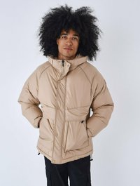 Beige polstret jakke med høj krave, synlige sømme og frontknapper. Har sidelommer og justerbar snor i kanten.