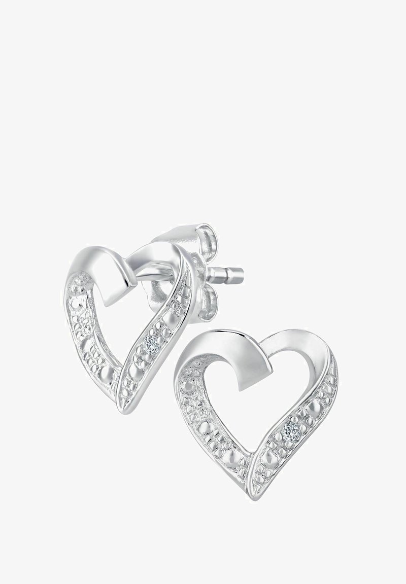 Srebrni uhani v obliki srca imajo zvito obliko s dekorativnimi detajli in majhnimi dragimi kamni, vrisanimi v strukturo srca.