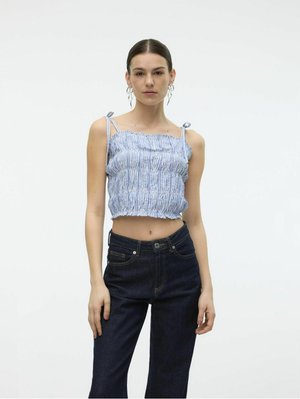 Blå og hvid stribet cropped top med rynket stof, tynde stropper, båret med højtaljede mørke denim jeans.