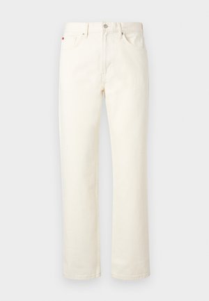 Jean droit blanc cassé avec fermeture avant par bouton et zip, passants de ceinture et poches avant sur un fond clair uni.