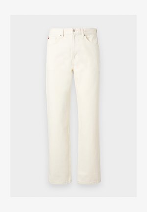 Jean droit blanc cassé avec fermeture avant par bouton et zip, passants de ceinture et poches avant sur un fond clair uni.