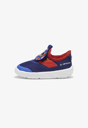 Blå og røde slip-on sko med struktureret stof, hvid sål og en rund lap med et karaktermotiv. Gummiaffødninger for bedre greb.