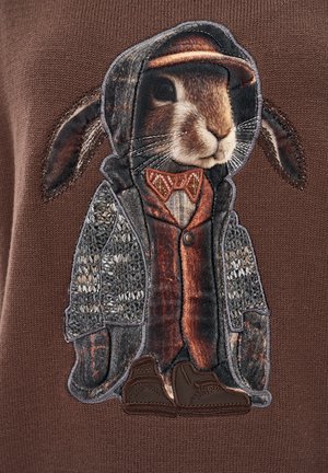 Brązowy sweter z wyhaftowanym królikiem w płaszczu i kapeluszu, ozdobiony teksturowanymi wzorami, muszką i brązowymi butami.