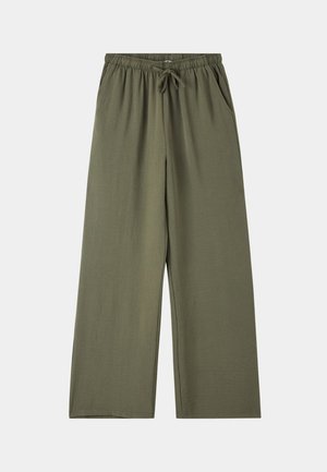 Pantaloni a gamba larga verde oliva con vita elastica, dettaglio con cordoncino e tasche laterali; texture liscia e vestibilità comoda.