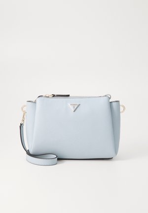 Sac à main synthétique bleu clair avec une finition texturée, quincaillerie en argent, fermeture éclair et une bandoulière amovible. Présente un accent de logo triangulaire.