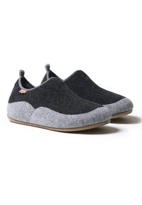 Chaussons en laine avec une partie supérieure noire et une partie inférieure grise, arbore une texture douce et une semelle en caoutchouc ornée de tâches colorées.