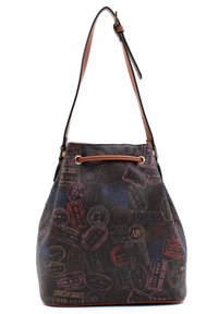 Borsa a secchiello marrone, con motivo, realizzata in materiale sintetico texture, che presenta vari design di timbri da viaggio e una tracolla in pelle marrone.