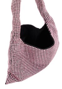Roze handtas met een gaasontwerp versierd met kleine rhinestones, een zachte zwarte binnenkant en twee verlengde handvatten om te dragen.