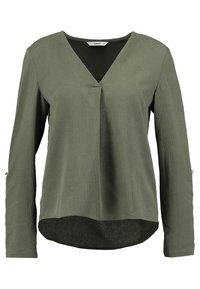 Blusa lunga a maniche, color verde oliva, leggermente texturizzata con scollo a V e dettagli plissettati. Presenta fessure sui lati e discreti accenti dorati ai polsini.