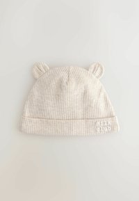 Beige geribbelde gebreide muts met berenoren, voorzien van een opgevouwen omslag en witte geborduurde tekst "milk club" aan de zijkant.