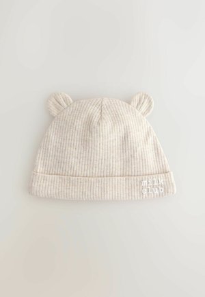 Žebrovaná béžová pletená čepice s medvědími oušky, s ohrnovacím lemem a bílým vyšitým nápisem „milk club“ na boku.