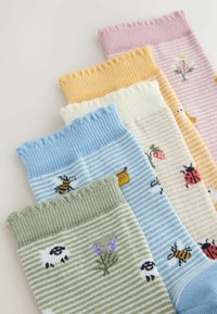 Vijf paar kleurrijke sokken met geribbelde boorden. Kenmerken zijn pastelkleuren, strepen en illustraties van dieren en bloemen.