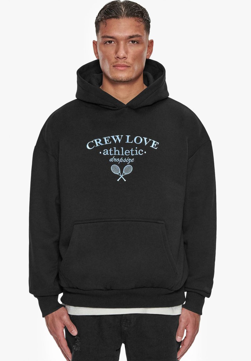 Svart hettegenser laget av bomull, med en frontlomme, ribbestrikkede mansjetter, og et grafisk trykk i lys blå som leser "CREW LOVE athletic."