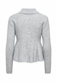 Šedý pletený svetr s žebrovanou texturou, má široký límec, dlouhé rukávy a peplumový lem pro přizpůsobený střih.