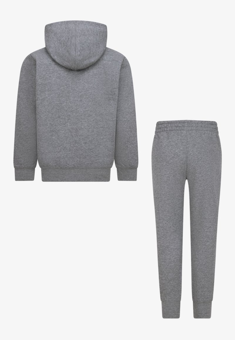 Ensemble de sweat à capuche gris et de pantalon assorti. Le sweat à capuche possède une capuche et des poignets côtelés. Les pantalons ont une taille élastique et des jambes fuselées.