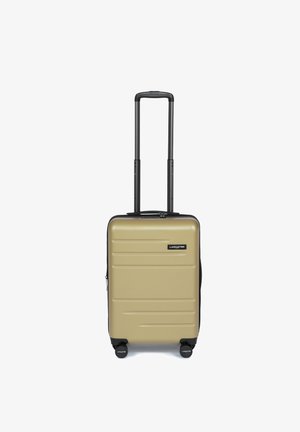 Valise rigide dorée avec des rainures horizontales, accents noirs, une poignée rétractable et quatre roues pour la mobilité.