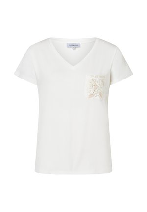 Weißes T-Shirt mit kurzen Ärmeln und V-Ausschnitt, mit einem kleinen hellgoldenen Blumenmuster auf der linken Brusttasche und einem Markenlabel im Kragen.