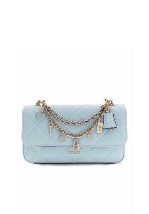 Sac à main matelassé bleu clair de Guess avec des bretelles en chaîne dorée et des breloques suspendues comprenant un cœur, une clé, un cadenas et des étiquettes avec le logo.