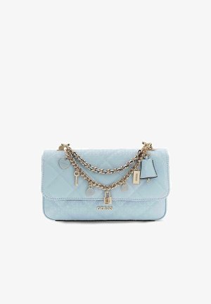 Sac à main matelassé bleu clair de Guess avec des bretelles en chaîne dorée et des breloques suspendues comprenant un cœur, une clé, un cadenas et des étiquettes avec le logo.