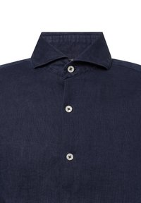 Marineblaues Leinenhemd mit Stehkragen, drei Knöpfen und strukturiertem Stoff. Das Design betont Einfachheit und Funktionalität.
