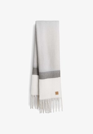 Hellgrau-weißer Schal aus weichem Material, mit horizontalen Streifen und fransigen Enden; ein kleines braunes Logoschild ist angebracht.