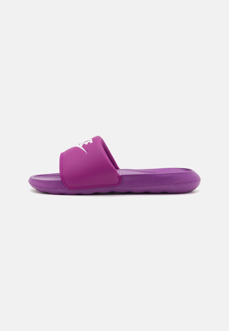 Sandale en caoutchouc violet avec une large sangle et un coussin de pied texturé. Présente un logo blanc sur la sangle et une semelle flexible.