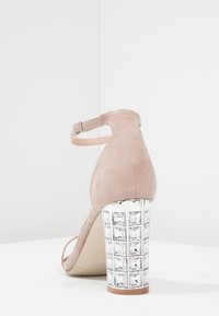 Madden Girl Sandály na vysokém podpatku - nude