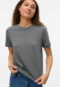 Tricou gri cu guler rotund, confecționat din bumbac moale, având mâneci scurte și o croială lejeră. Textură netedă, asortat cu blugi albaștri.